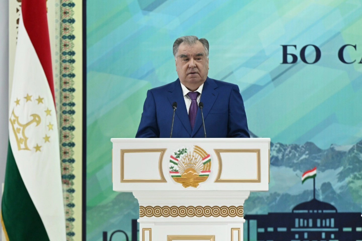 Сарвари давлат муҳтарам Эмомалӣ Раҳмон бо фаъолони соҳаи саноати вилояти Суғд мулоқот намуданд